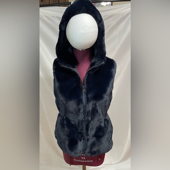 Neiman Marcus Reversible Faux Fur Hooded Vest in size M - Picture 2 of 15